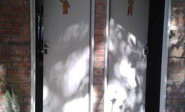 Venta de Casa quinta y 4 Duplex de 2 ambientes con cochera y patio en Parque Leloir