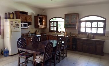 Venta de Casa quinta y 4 Duplex de 2 ambientes con cochera y patio en Parque Leloir