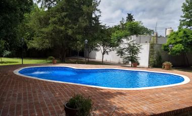 Venta de Casa quinta y 4 Duplex de 2 ambientes con cochera y patio en Parque Leloir