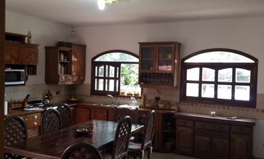 Venta de Casa quinta y 4 Duplex de 2 ambientes con cochera y patio en Parque Leloir