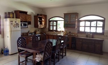 Venta de Casa quinta y 4 Duplex de 2 ambientes con cochera y patio en Parque Leloir