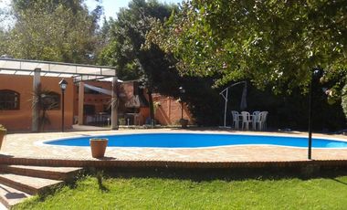 Venta de Casa quinta y 4 Duplex de 2 ambientes con cochera y patio en Parque Leloir