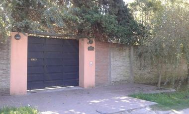 Venta de Casa quinta y 4 Duplex de 2 ambientes con cochera y patio en Parque Leloir