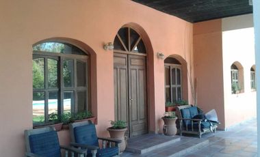 Venta de Casa quinta y 4 Duplex de 2 ambientes con cochera y patio en Parque Leloir