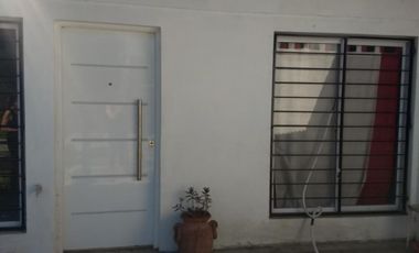 Venta de Casa quinta y 4 Duplex de 2 ambientes con cochera y patio en Parque Leloir