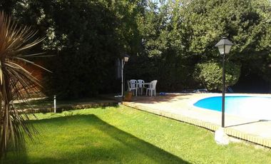 Venta de Casa quinta y 4 Duplex de 2 ambientes con cochera y patio en Parque Leloir