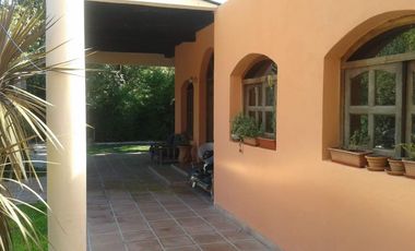 Venta de Casa quinta y 4 Duplex de 2 ambientes con cochera y patio en Parque Leloir