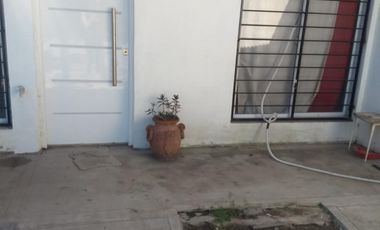 Venta de Casa quinta y 4 Duplex de 2 ambientes con cochera y patio en Parque Leloir