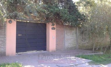 Venta de Casa quinta y 4 Duplex de 2 ambientes con cochera y patio en Parque Leloir