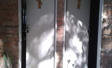 Venta de Casa quinta y 4 Duplex de 2 ambientes con cochera y patio en Parque Leloir