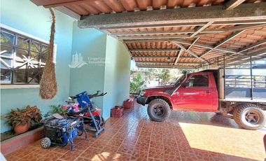 VENDO CASA AMPLIA 4 HABITACIONES EN LOS ALGARROBOS