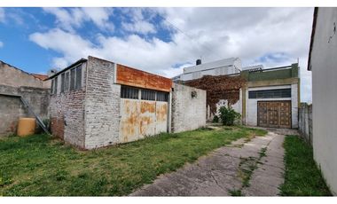 Galpon con vivienda. Zona San Carlos.