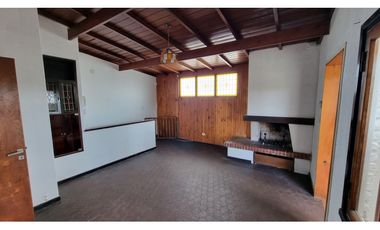Galpon con vivienda. Zona San Carlos.
