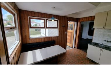 Galpon con vivienda. Zona San Carlos.