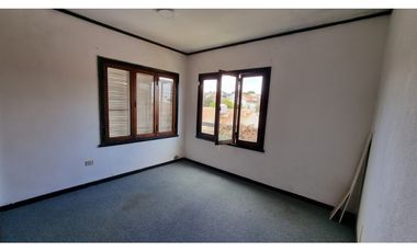 Galpon con vivienda. Zona San Carlos.