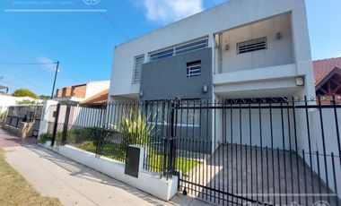 Casa en venta en Ranelagh de 5 ambientes con jardin y quincho