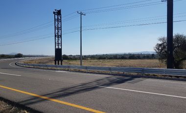 Renta de terreno frente a la planta Toyota a pie de carretera