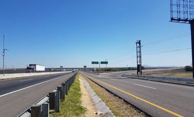 Renta de terreno frente a la planta Toyota a pie de carretera