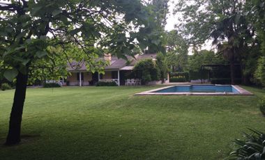 Casa quinta impecable sobre un jardin praquizado de 2600 m2, Tortuguitas, Zona Norte