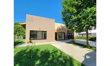 CASA EN BARRIO MAR Y TIERRA