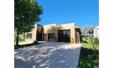 CASA EN BARRIO MAR Y TIERRA
