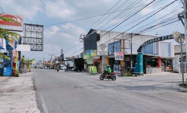 RUKO DI TEPI JALAN KALIURANG KM 7 DEKAT PASAR COLOMBO KAMPUS UGM