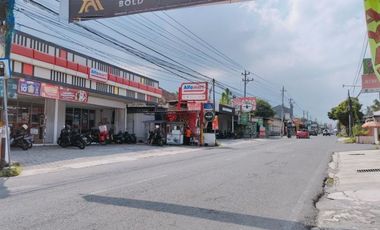 RUKO DI TEPI JALAN KALIURANG KM 7 DEKAT PASAR COLOMBO KAMPUS UGM
