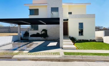 Casa en Fraccionamiento en Paraíso Country Club Emiliano Zapata - CAEN-859-Fr*