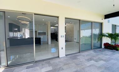 Casa en Fraccionamiento en Paraíso Country Club Emiliano Zapata - CAEN-859-Fr*