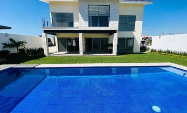 Casa en Fraccionamiento en Paraíso Country Club Emiliano Zapata - CAEN-859-Fr*