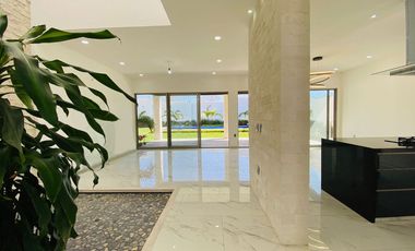 Casa en Fraccionamiento en Paraíso Country Club Emiliano Zapata - CAEN-859-Fr*