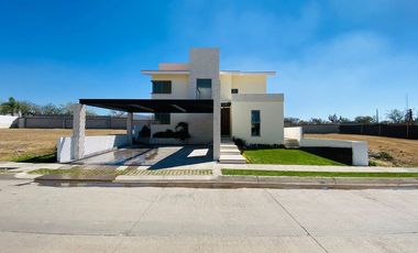 Casa en Fraccionamiento en Paraíso Country Club Emiliano Zapata - CAEN-859-Fr*