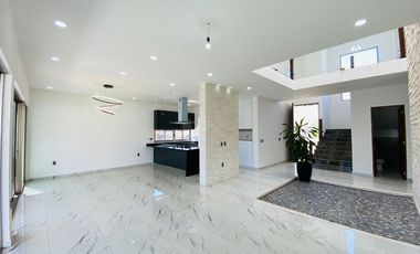 Casa en Fraccionamiento en Paraíso Country Club Emiliano Zapata - CAEN-859-Fr*