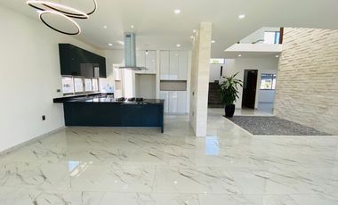 Casa en Fraccionamiento en Paraíso Country Club Emiliano Zapata - CAEN-859-Fr*