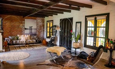 Casa de 3 ambientes con cochera en venta en Martinez