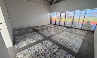 Arriendo local comercial en Strip Center El Santuario