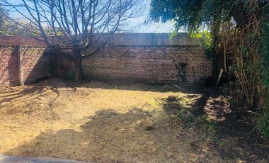 Casa 3 ambientes con jardin + lote con casa a terminar.