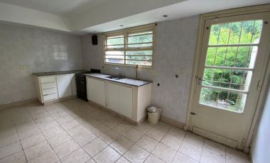 Casa 3 ambientes con jardin + lote con casa a terminar.