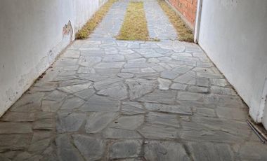 Casa 3 ambientes con jardin + lote con casa a terminar.