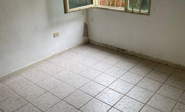 Casa 3 ambientes con jardin + lote con casa a terminar.