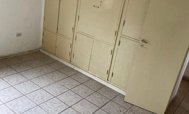 Casa 3 ambientes con jardin + lote con casa a terminar.