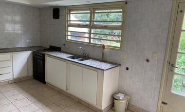 Casa 3 ambientes con jardin + lote con casa a terminar.