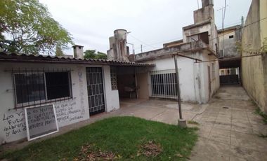 EXCELENTE PROPIEDAD EN BLOCK:VIVIENDA + GALPÓN AL FONDO, CON PATIO LIBRE Y ENTRADA DE AUTO PASANTE.