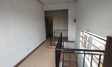 EXCELENTE PROPIEDAD EN BLOCK:VIVIENDA + GALPÓN AL FONDO, CON PATIO LIBRE Y ENTRADA DE AUTO PASANTE.