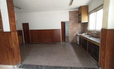EXCELENTE PROPIEDAD EN BLOCK:VIVIENDA + GALPÓN AL FONDO, CON PATIO LIBRE Y ENTRADA DE AUTO PASANTE.