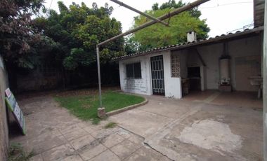 EXCELENTE PROPIEDAD EN BLOCK:VIVIENDA + GALPÓN AL FONDO, CON PATIO LIBRE Y ENTRADA DE AUTO PASANTE.
