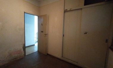 EXCELENTE PROPIEDAD EN BLOCK:VIVIENDA + GALPÓN AL FONDO, CON PATIO LIBRE Y ENTRADA DE AUTO PASANTE.