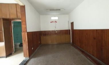 EXCELENTE PROPIEDAD EN BLOCK:VIVIENDA + GALPÓN AL FONDO, CON PATIO LIBRE Y ENTRADA DE AUTO PASANTE.