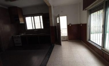 EXCELENTE PROPIEDAD EN BLOCK:VIVIENDA + GALPÓN AL FONDO, CON PATIO LIBRE Y ENTRADA DE AUTO PASANTE.