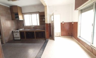 EXCELENTE PROPIEDAD EN BLOCK:VIVIENDA + GALPÓN AL FONDO, CON PATIO LIBRE Y ENTRADA DE AUTO PASANTE.